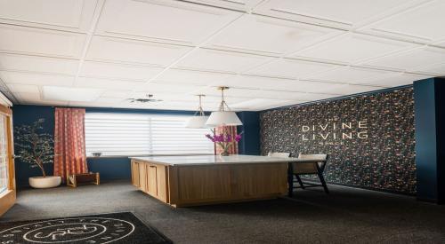 Needing to update her space with a modern and elegant look, Stephanie turned to Armstrong Ceilings.